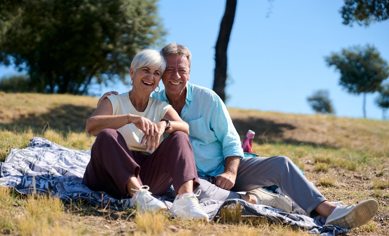 couple-age-heureux-profitant-dun-pique-nique-dans-un-parc-par-une-journee-ensoleillee