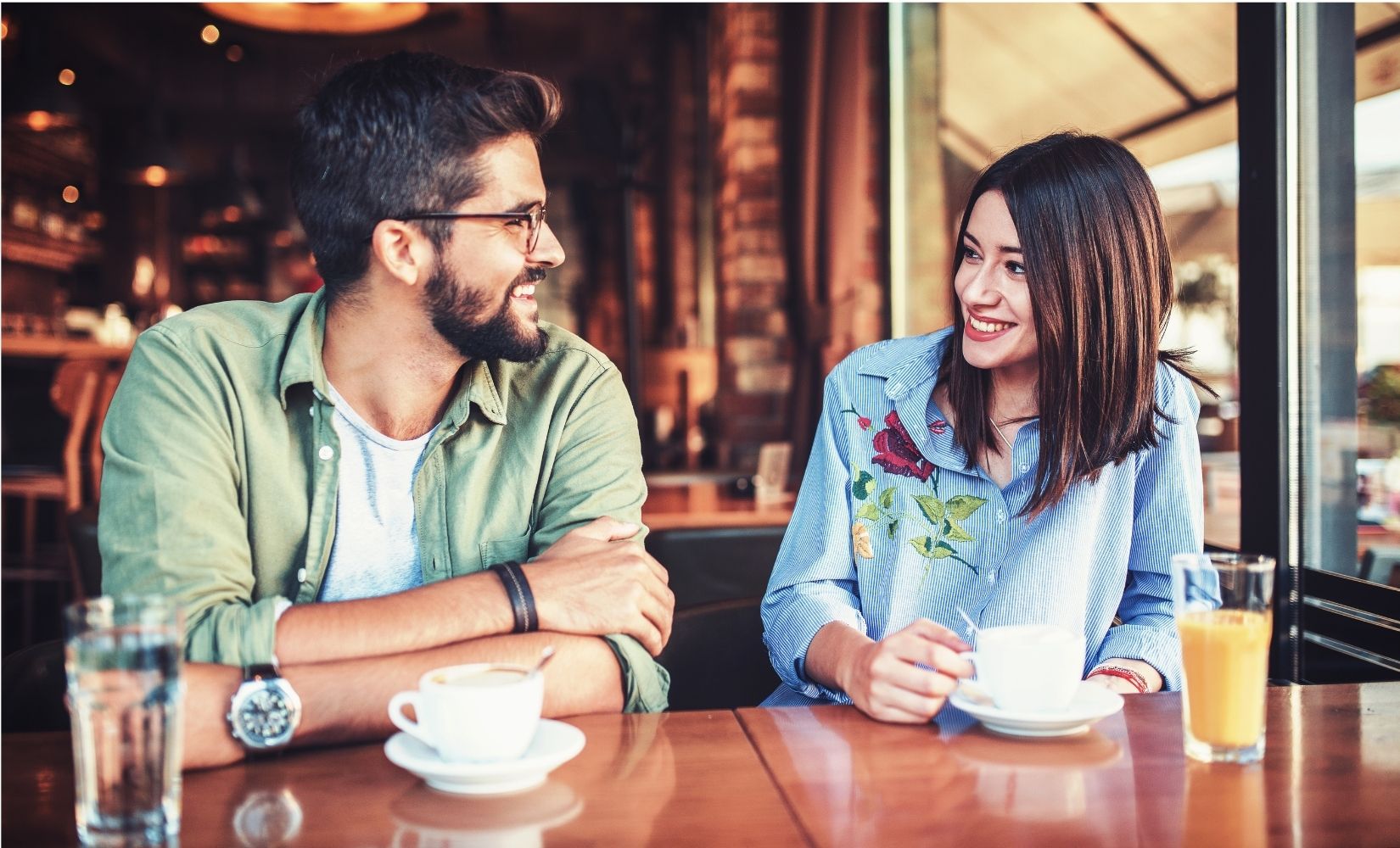couple-romantique-en-rendez-vous-galant-dans-un-cafe